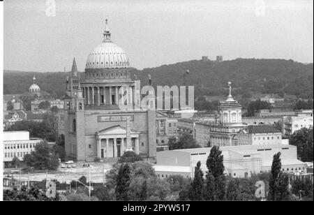 Vista di St. Chiesa di Nicholas, il Vecchio Municipio e tenda o scatola di latta del Teatro Hans otto sul Vecchio mercato a Potsdam. Vista sulla città. Photo:MAZ/Christel Köster,Settembre 1992 [traduzione automatica] Foto Stock