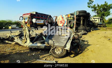 Jaipur, Rajasthan, India. 4th maggio, 2023. Il personale della polizia e la gente del posto si radunano sul posto dopo che una petroliera ad alta velocità si era sovrastata sull'auto, a Dudu nel distretto di Jaipur. Otto persone della stessa famiglia sono morte nell'incidente. Erano sulla loro strada per Ajmer, situato Dargah di Khwaja Garib Nawaz. (Credit Image: © Sumit Saraswat/Pacific Press via ZUMA Press Wire) SOLO PER USO EDITORIALE! Non per USO commerciale! Foto Stock