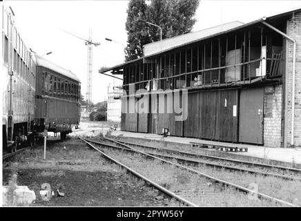 Per la nuova stazione centrale di Potsdam, la Deutsche Bahn AG sta demolendo edifici storici e vecchi sul sito GREZZO. Nel 1999, l'ex impianto di riparazione di Reichsbahn sarà chiuso. Railroad.Train. Foto: MAZ/Christel Köster, febbraio 1998 [traduzione automatica] Foto Stock