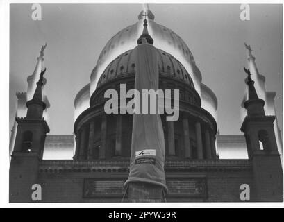 Chiesa protestante San Nikolai. Sul vecchio mercato di Potsdam. Dalla associazione Aids-Hilfe e.V. una copertura (preservativo) è stata fissata su una delle torri angolari. Foto:MAZ/ Hans-Werner Alexander, data sconosciuta, 1990s. [traduzione automatica] Foto Stock