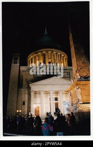 Chiesa protestante San Nikolai. Sul vecchio mercato di Potsdam.Obelisco in primo piano.chiesa illuminata di notte. Foto. MAZ/Peter Sengpiehl, marzo 1995 [traduzione automatica] Foto Stock