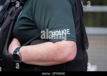 Londra Regno Unito. 5 maggio 2023. Un ufficiale di polizia dell'Irlanda del Nord in servizio a Westminster. Una massiccia presenza di polizia di oltre 11,0000 poliziotti a Westminster e nei dintorni, mentre altri poliziotti sono stati redatti dal Galles, dall'Irlanda del Nord e da altre parti dell'Inghilterra per garantire la sicurezza per l'incoronazione di domani. Credit: amer Ghazzal/Alamy Live News Foto Stock