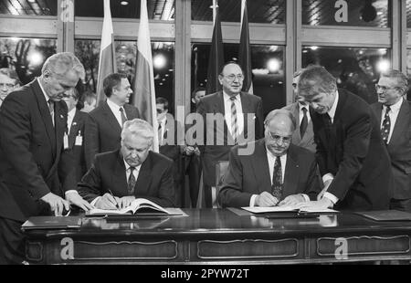 Germania, Bonn, 21.11.1991. Archivio: 30-20-07 Presidente russo a Bonn Foto: Il Presidente Boris Eltsin e il Cancelliere Helmut Kohl alla dichiarazione congiunta del Presidente della Repubblica socialista federativa russa e del Cancelliere della Repubblica federale di Germania [traduzione automatica] Foto Stock