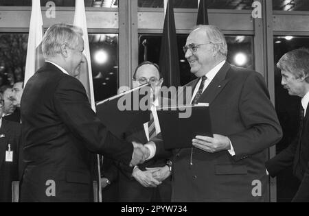 Germania, Bonn, 21.11.1991. Archivio: 30-21-29 Presidente russo a Bonn Foto: Il Presidente Boris Eltsin e il Cancelliere Helmut Kohl alla dichiarazione congiunta del Presidente della Repubblica socialista federativa russa e del Cancelliere della Repubblica federale di Germania [traduzione automatica] Foto Stock