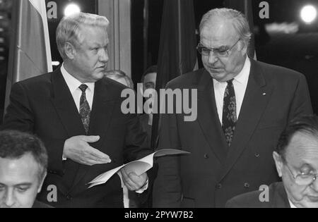 Germania, Bonn, 21.11.1991. Archivio: 30-21-37 Presidente russo a Bonn Foto: Il Presidente Boris Eltsin e il Cancelliere Helmut Kohl alla dichiarazione congiunta del Presidente della Repubblica socialista federativa russa e del Cancelliere della Repubblica federale di Germania [traduzione automatica] Foto Stock