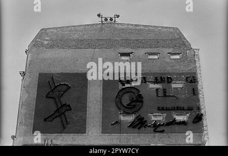 GDR, Berlino, 18.03.1989, timpano con la vecchia pubblicità a Friedrichstraße, [traduzione automatica] Foto Stock