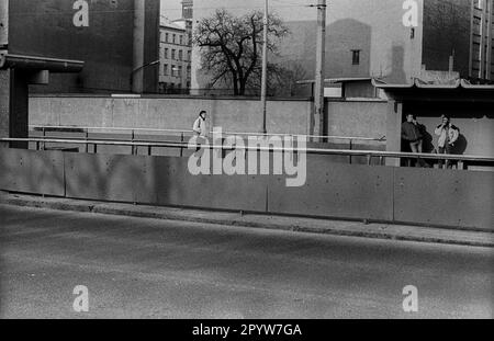 GDR, Berlino, 06.02.1989, fermata del tram Wilhelm-Pieck-Straße (Torstraße), Wartehäschen, [traduzione automatica] Foto Stock