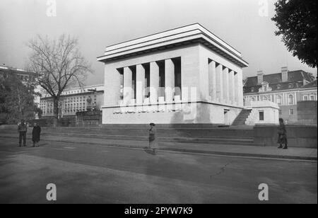 "Bulgaria, Sofia, 11-16-1991. Archivio.: 30-10-08 Sofia, la capitale dello stato balcanico della Bulgaria, si trova nella parte occidentale del paese ai piedi del Monte Vitosha. I monumenti storici della città risalgono a oltre 2.000 anni fa, sotto il dominio parziale greco, romano, ottomano e sovietico. Foto: Il mausoleo di ''Georgi Dimitrov''. [traduzione automatica]' Foto Stock