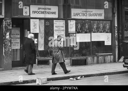 Bulgaria, Sofia, 11-16-1991. Archivio.: 30-11-12 Sofia, la capitale dello stato balcanico della Bulgaria, si trova nella parte occidentale del paese ai piedi del Monte Vitosha. I monumenti storici della città risalgono a oltre 2.000 anni fa, sotto il dominio parziale greco, romano, ottomano e sovietico. Foto: Pedoni nella via dello shopping [traduzione automatica] Foto Stock