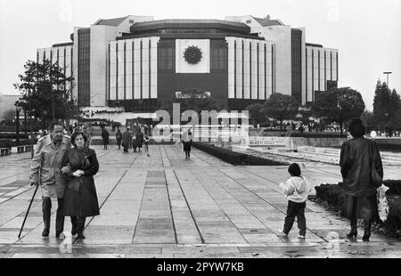 Bulgaria, Sofia, 11-16-1991. Archivio.: 30-11-31 Sofia, la capitale dello stato balcanico della Bulgaria, si trova nella parte occidentale del paese ai piedi del Monte Vitosha. I monumenti storici della città risalgono a oltre 2.000 anni fa, sotto il dominio parziale greco, romano, ottomano e sovietico. Foto: Il Palazzo Nazionale della Cultura [traduzione automatica] Foto Stock