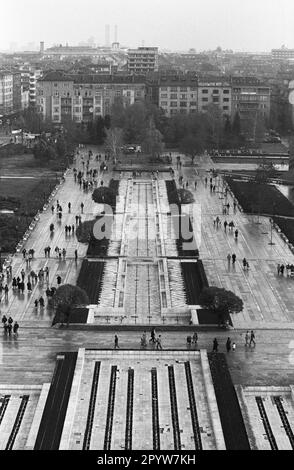 Bulgaria, Sofia, 11/16/1991. Archivio.: 30-12-32 Sofia, la capitale dello stato balcanico della Bulgaria, si trova nella parte occidentale del paese ai piedi del Monte Vitosha. I monumenti storici della città risalgono a oltre 2.000 anni fa, sotto il dominio parziale greco, romano, ottomano e sovietico. Foto: Centro città [traduzione automatica] Foto Stock