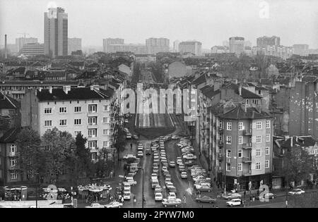 Bulgaria, Sofia, 11-16-1991. Archivio.: 30-12-29 Sofia, la capitale dello stato balcanico della Bulgaria, si trova nella parte occidentale del paese ai piedi del Monte Vitosha. I monumenti storici della città risalgono a oltre 2.000 anni fa, sotto il dominio parziale greco, romano, ottomano e sovietico. Foto: Centro città [traduzione automatica] Foto Stock