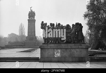 Bulgaria, Sofia, 11/16/1991. Archivio.: 30-13-08 Sofia, la capitale dello stato balcanico della Bulgaria, si trova nella parte occidentale del paese ai piedi del Monte Vitosha. I monumenti storici della città risalgono a oltre 2.000 anni fa, sotto il dominio parziale greco, romano, ottomano e sovietico. Foto: Monumento all'esercito sovietico [traduzione automatica] Foto Stock