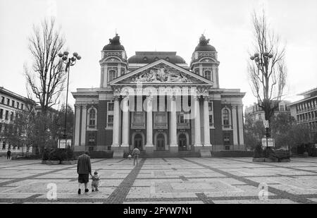 "Bulgaria, Sofia, 11-16-1991. Archivio.: 30-11-05 Sofia, la capitale dello stato balcanico della Bulgaria, si trova nella parte occidentale del paese ai piedi del Monte Vitosha. I monumenti storici della città risalgono a oltre 2.000 anni fa, sotto il dominio parziale greco, romano, ottomano e sovietico. Foto: Il Teatro Nazionale ''Ivan Vazov [traduzione automatica]' Foto Stock