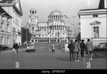 Bulgaria, Sofia, 11-16-1991. Archivio.: 30-10-24 Sofia, la capitale dello stato balcanico della Bulgaria, si trova nella parte occidentale del paese ai piedi del Monte Vitosha. I monumenti storici della città risalgono a oltre 2.000 anni fa, sotto il dominio parziale greco, romano, ottomano e sovietico. Foto: La Cattedrale Alexander Nevsky [traduzione automatica] Foto Stock