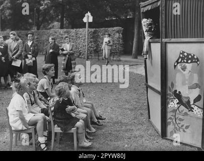 I bambini vengono intrattenuti in uno spettacolo di Punch and Judy. Una mostra della donna Reich Labor Service si tiene presso il Reichssportfeld di Berlino. [traduzione automatica] Foto Stock