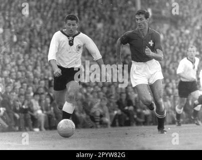 Svizzera - Germania 0:4 / 04.10.1959 a Berna / Helmut Rahn (FRG) sulla palla, l'estrema destra Uwe Seeler guarda su [traduzione automatica] Foto Stock