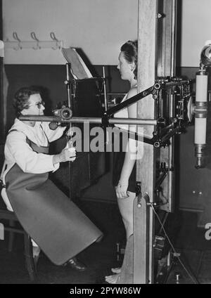 Una giovane donna sottoposta ad un esame di idoneità per il servizio nel Recihsarbeitsdienst. Esame radiologico. Foto: Schwahn [traduzione automatica] Foto Stock