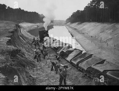 Membri del Servizio volontario del lavoro che costruisce un canale tra il Lago di Seddin e il Lago di Dämmeritz vicino a Berlino. [traduzione automatica] Foto Stock