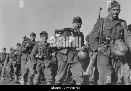 Uomini di fanteria durante i combattimenti difensivi nella parte meridionale del fronte orientale sul fiume Dnieper. Foto: Dauscher. [traduzione automatica] Foto Stock