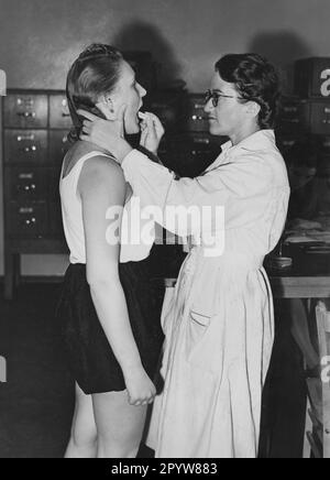 Una giovane donna sottoposta ad un esame di idoneità per il servizio nel Recihsarbeitsdienst. Foto: Schwahn [traduzione automatica] Foto Stock
