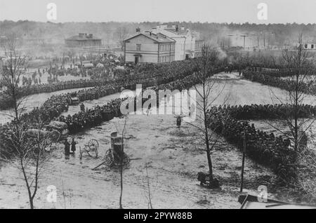 I prigionieri russi si prendono cura di Augustovo. [traduzione automatica] Foto Stock