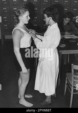 Una giovane donna sottoposta ad un esame di idoneità per il servizio nel Recihsarbeitsdienst. Foto: Schwahn [traduzione automatica] Foto Stock