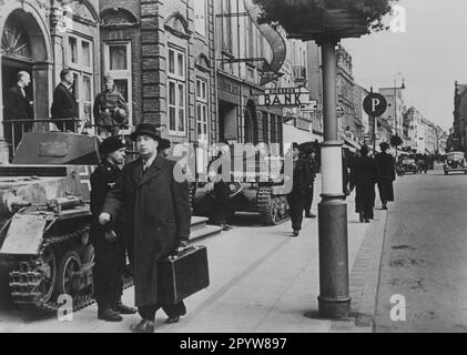 Dopo l'occupazione della Danimarca: Sede di un'unità cisterna tedesca a Horsens. Due vasche Panzer i sono in piedi davanti all'edificio. Foto: Stolzenberg. [traduzione automatica] Foto Stock