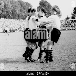 Coppa europea dei campioni nazionali 1st° round. Borussia Dortmund - Spora Luxembourg 7:0/16.09.1956 / jubilation , jubilation goal Borussia Dortmund da sinistra : Kelbassa (coperto), Alfred Preißler (era 2-tempo marcatore), Helmut Kapitulski ed Erwin Schlebrowski. [traduzione automatica] Foto Stock