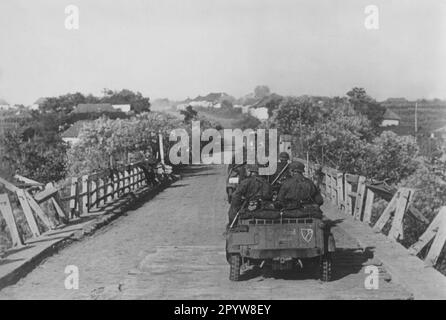 Soldati della Leibstandarte-SS Adolf Hitler in Volkswagen Kübelwagen sul fronte orientale. Foto: Roth [traduzione automatica] Foto Stock