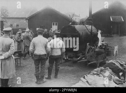 Una caldaia mobile per la disinfezione degli indumenti sul fronte occidentale a Montmedy, apparentemente durante l'ispezione della divisione da parte di un funzionario tedesco di alto livello. Sulla caldaia il nome del costruttore: Specialfabrik Apparteanstalt Weimar Aktiengesellschaft, ex Gebtrüder Schmidt. [traduzione automatica] Foto Stock