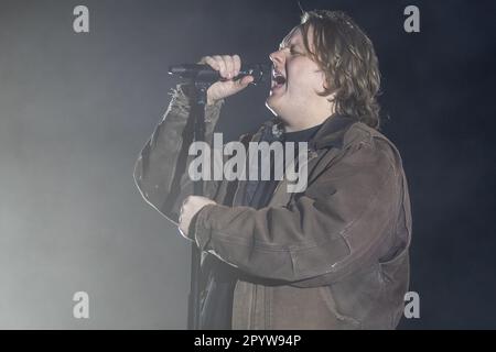 Lewis Capaldi esegue il pop and soul al CalCoast Credit Union Open Air Theatre di San Diego, California, il 4 maggio 2023. Il suo secondo album, Broken by Desire to be Heavenly sent, sarà pubblicato il 19 maggio. (Foto di Rishi Deka/Sipa USA) Foto Stock