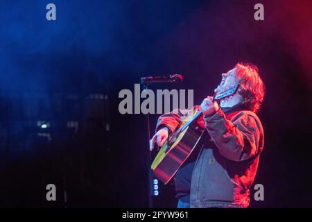 Lewis Capaldi esegue il pop and soul al CalCoast Credit Union Open Air Theatre di San Diego, California, il 4 maggio 2023. Il suo secondo album, Broken by Desire to be Heavenly sent, sarà pubblicato il 19 maggio. (Foto di Rishi Deka/Sipa USA) Foto Stock