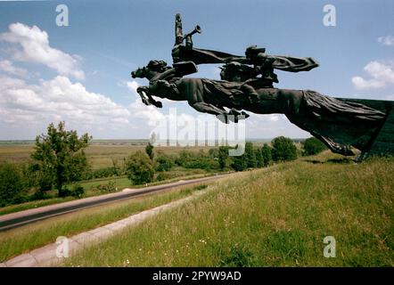 Ucraina / Storia / Socialismo / 1998 Monumento al generale di cavalleria sovietica Budjonny, che invase la Polonia con i suoi squadroni durante il periodo rivoluzionario dopo il 1918. Arrivò a Varsavia. Un monumento stalinista bombardato vicino a Lviv lo ricorda. // Guerra / soldati / Stalinismo / 1918 / [traduzione automatica] Foto Stock