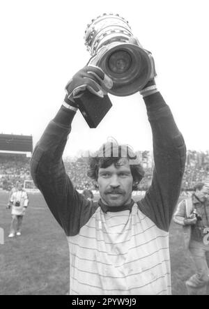 Finale della Coppa DFB FC Bayern Muenchen - 1. FC Nuernberg 4:2 /01.05.1982/ portiere Manfred Mueller (FCB) con la coppa DFB [traduzione automatica] Foto Stock