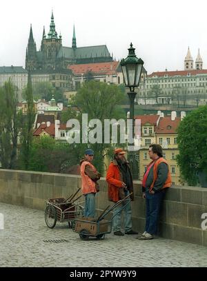 CZ-Repubblica Ceca / Repubblica Ceca / Praga / 1992 Città Vecchia: Ponte Carlo e Hradcany con la Chiesa di Venceslao la mattina presto, gli uomini del servizio di pulizia della città stanno prendendo una pausa. Patrimonio dell'umanità dell'UNESCO // Città Vecchia / Storia / Turismo / Castelli / chiuse [traduzione automatica] Foto Stock