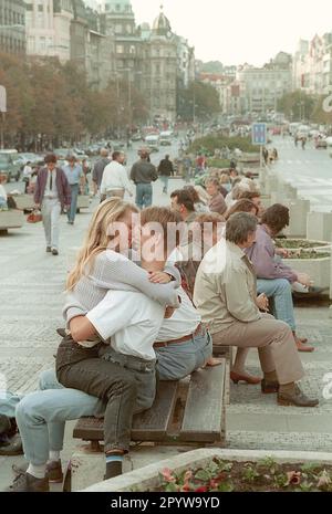 CZ / Repubblica Ceca / Praga / 1992 Città Vecchia: Piazza Venceslao, un giovane amante // Gioventù / Amore / Bacio / [traduzione automatica] Foto Stock