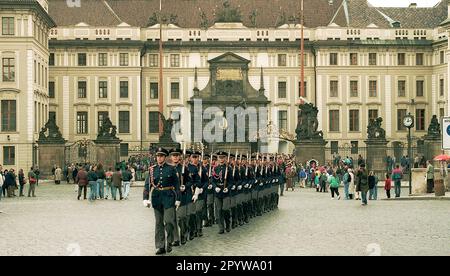 CZ-Repubblica Ceca / Repubblica Ceca / Praga / 1992 Città Vecchia: Hradcany è la sede del presidente, una guardia d'onore militare alla cerimonia di congedo appartiene al patrimonio mondiale dell'UNESCO // Città Vecchia / Turismo / soldati / Stato / Castelli / palazzi [traduzione automatica] Foto Stock