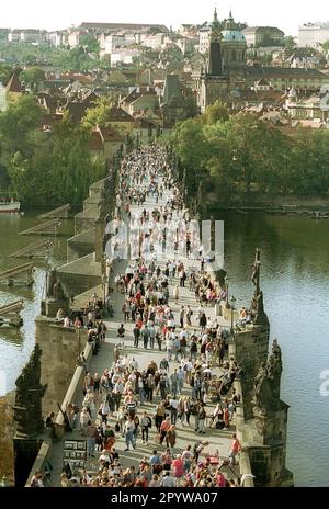 CZ-Repubblica Ceca / Repubblica Ceca / Praga / 1992 Città Vecchia: Ponte Carlo e Hradcany con la Chiesa di Venceslao, molti turisti // Città Vecchia / Storia / Turismo / / Patrimonio Mondiale dell'UNESCO [traduzione automatica] Foto Stock