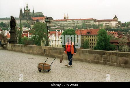 CZ-Repubblica Ceca / Repubblica Ceca / Praga / 1992 Città Vecchia: Ponte Carlo e Hradcany con la Chiesa di Venceslao la mattina presto, gli uomini del servizio di pulizia della città stanno prendendo una pausa. Patrimonio dell'umanità dell'UNESCO // Città Vecchia / Storia / Turismo / Castelli / chiuse [traduzione automatica] Foto Stock