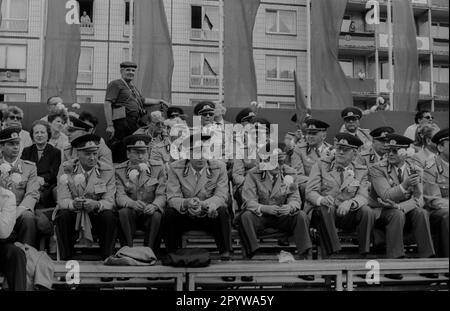 GDR, Berlino, 01.05.1987, 1. 1987 maggio raduno sul Karl-Marx-Allee, militare, [traduzione automatica] Foto Stock