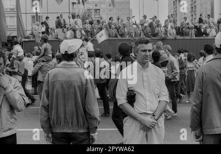 GDR, Berlino, 01.05.1987, 1. Maggio rally 1987 su Karl-Marx-Allee, cartella, [traduzione automatica] Foto Stock