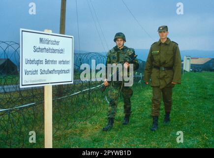 "Repubblica ceca, Janovice, 1994-11-08 esercizio militare ''Kouba-Chambra'' delle forze armate tedesche e ceche Foto: Soldati tedeschi e cechi [traduzione automatica]" Foto Stock