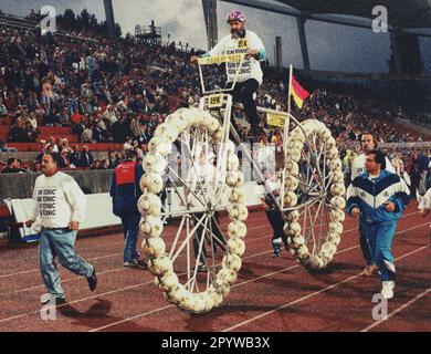 Il designer di biciclette Didi Senft con una bicicletta da calcio allo stadio Gottlieb Daimler di Stoccarda. [traduzione automatica] Foto Stock