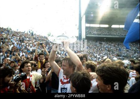 FC Schalke 04 - Hamburger SV 1:2 / HSV da cui il campione tedesco/04.06.1983/ Horst Hrubesch con il trofeo di campionato, piatto di campionato [traduzione automatica] Foto Stock