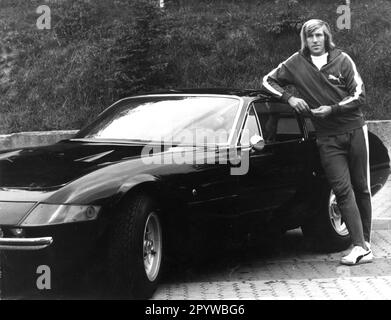 Günter Netzer (Real Madrid) con la sua Ferrari 365 GTB/4 Daytona Rec. 15.01.1974 (stimato). Solo per uso giornalistico! Solo per uso editoriale! [traduzione automatica] Foto Stock