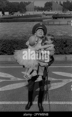 "Germania, Berlino, 09.05.1993, sfilata del gruppo occidentale delle forze armate russe per la ''Giornata di Liberazione'' al memoriale di Treptower Park, ufficiale con bambini, [traduzione automatica]" Foto Stock