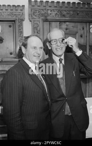 Il sindaco di Monaco Erich Kiesl con il fotografo Süddeutsche Zeitung Fritz Neuwirth, al quale ha presentato la medaglia di Monaco. [traduzione automatica] Foto Stock