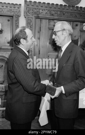 Il sindaco di Monaco Erich Kiesl con il fotografo Süddeutsche Zeitung Fritz Neuwirth, al quale ha presentato la medaglia di Monaco. [traduzione automatica] Foto Stock