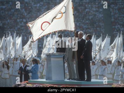 Giochi Olimpici 1984 a Los Angeles. Cerimonia di apertura al Los Angeles Memorial Coliseum 28.97.1984. Il presidente del CIO Juan Antonio Samaranch (2nd da sinistra) con il sindaco Tom Bradley (a sinistra) e il direttore organizzatore Peter Ueberroth (a destra). [traduzione automatica] Foto Stock